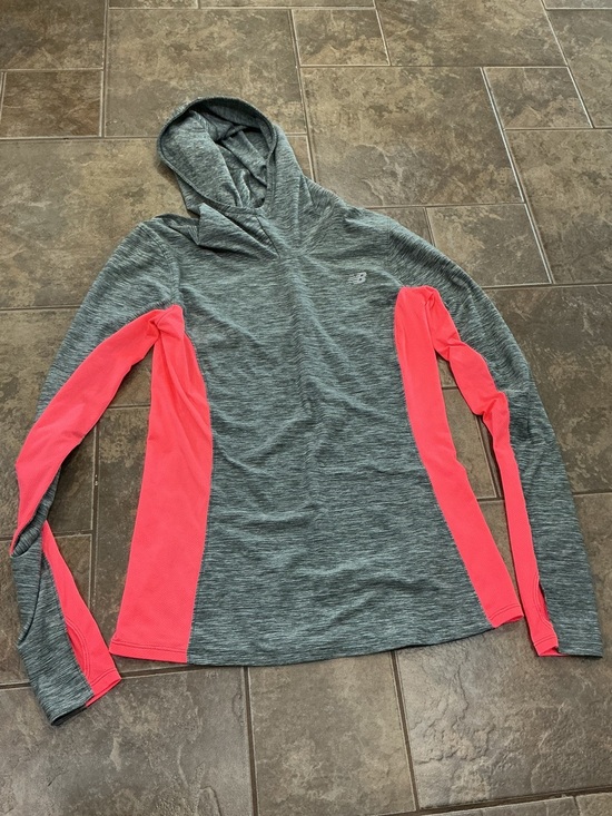 New Balance Tops - 🥵 New Balance Gray & Neon pink Hooded Performance Top